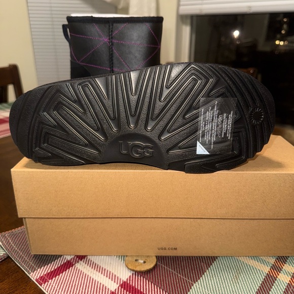 UGG KIDS Classic Mini Pearlized boots Size 6 new/black - Picture 6 of 9